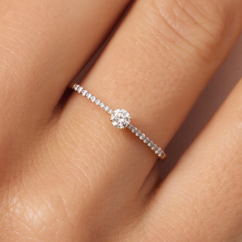 Four Prong Diamant Solitär Pavé Tapered Ring