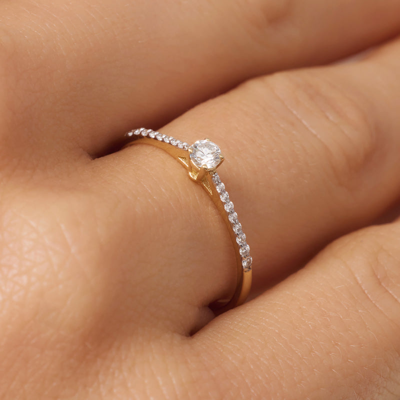 Four Prong Diamant Solitär Pavé Tapered Ring